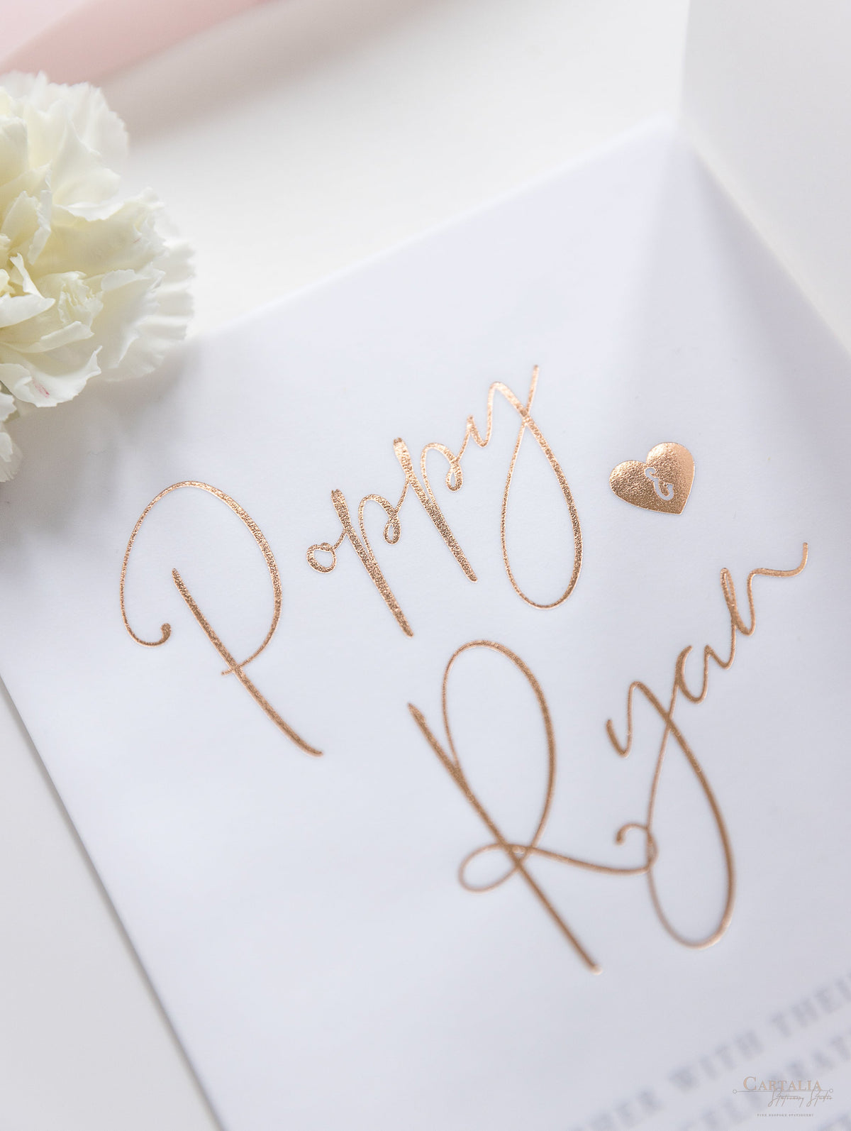 Suite de vélin de mariage avec feuille d'or rose, carte RSVP et enveloppe monogramée