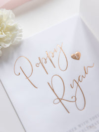 Suite nuziale in pergamena con lamina d'oro rosa, biglietto RSVP e busta con monogramma