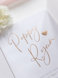 Suite de vélin de mariage avec feuille d'or rose, carte RSVP et enveloppe monogramée