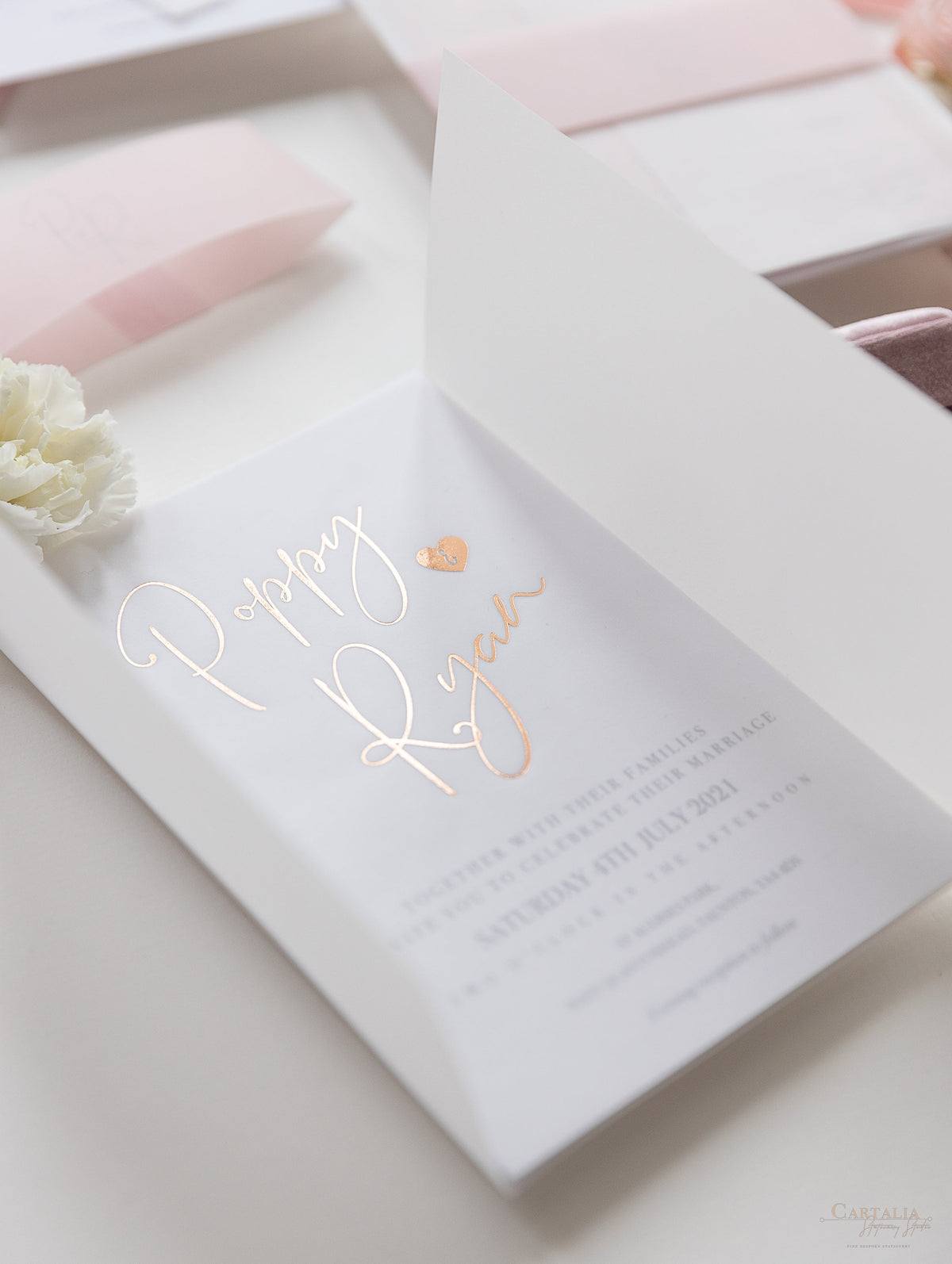 Suite de vélin de mariage avec feuille d'or rose, carte RSVP et enveloppe monogramée