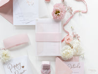 Suite nuziale in pergamena con lamina d'oro rosa, biglietto RSVP e busta con monogramma