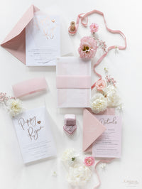 Suite nuziale in pergamena con lamina d'oro rosa, biglietto RSVP e busta con monogramma