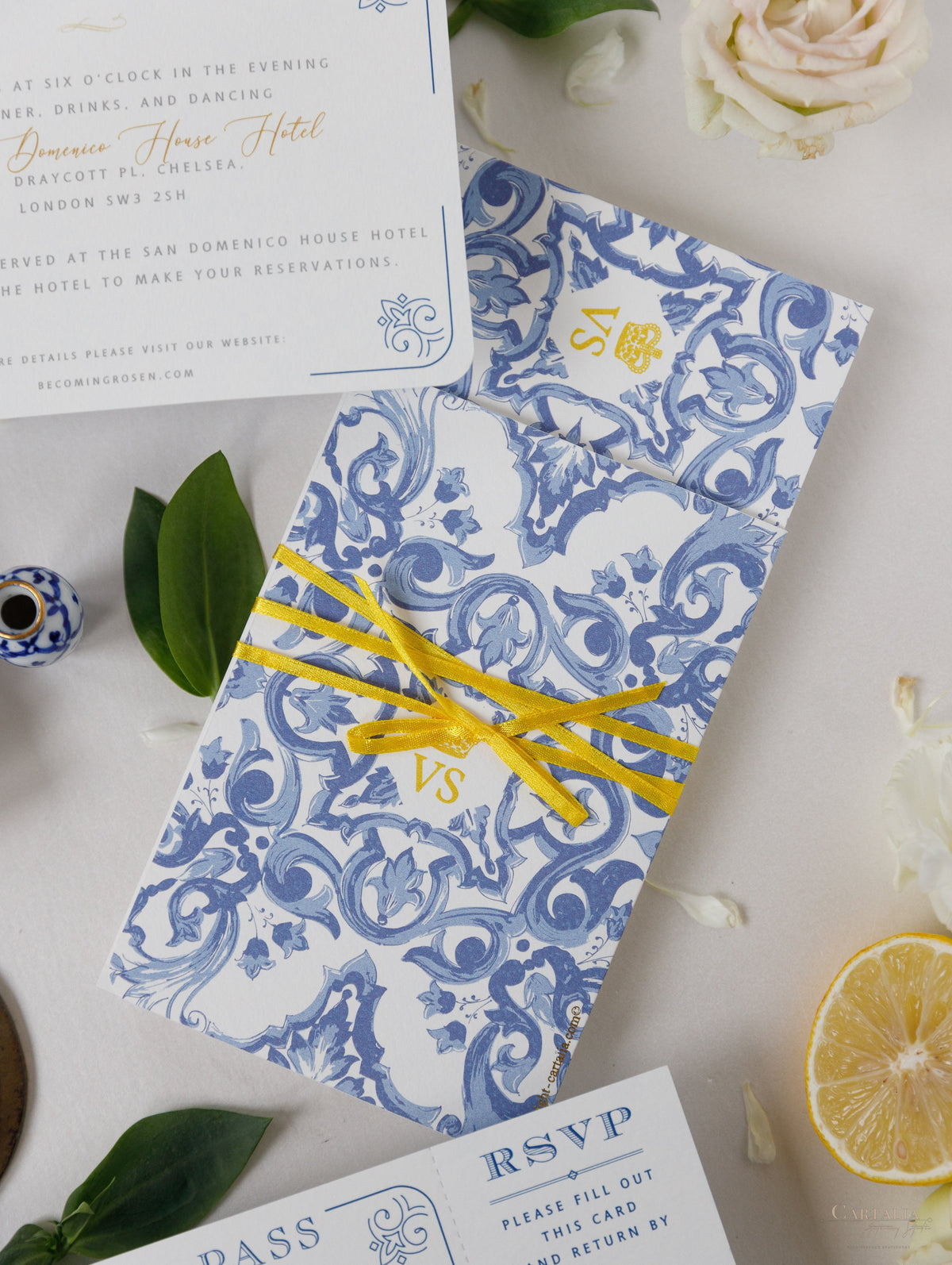 Pasaporte de boda de destino de lujo con limones y azulejos sicilianos, Italia