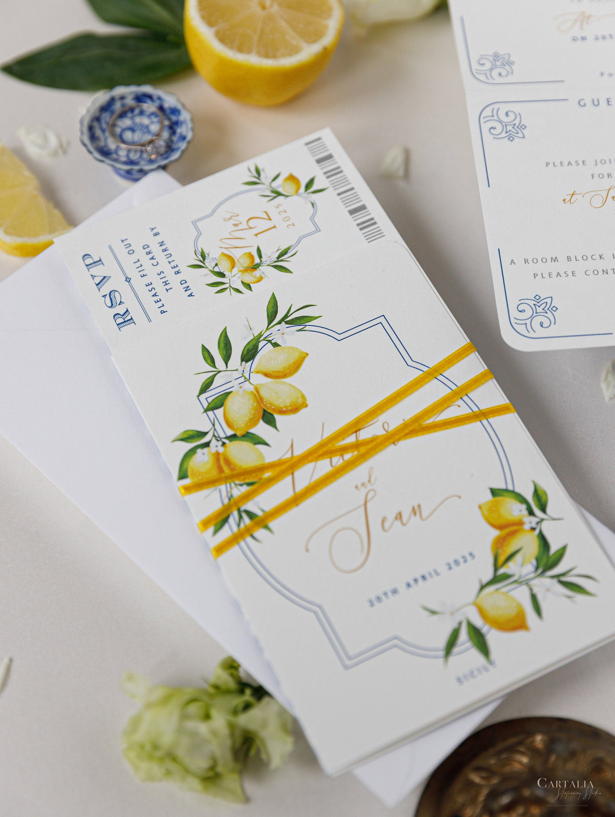 Pasaporte de boda de destino de lujo con limones y azulejos sicilianos, Italia