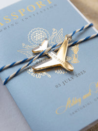 Invitación a Santorini Grecia - Avión grabado de lujo en invitación de boda con pasaporte Plexi dorado con lámina de oro real
