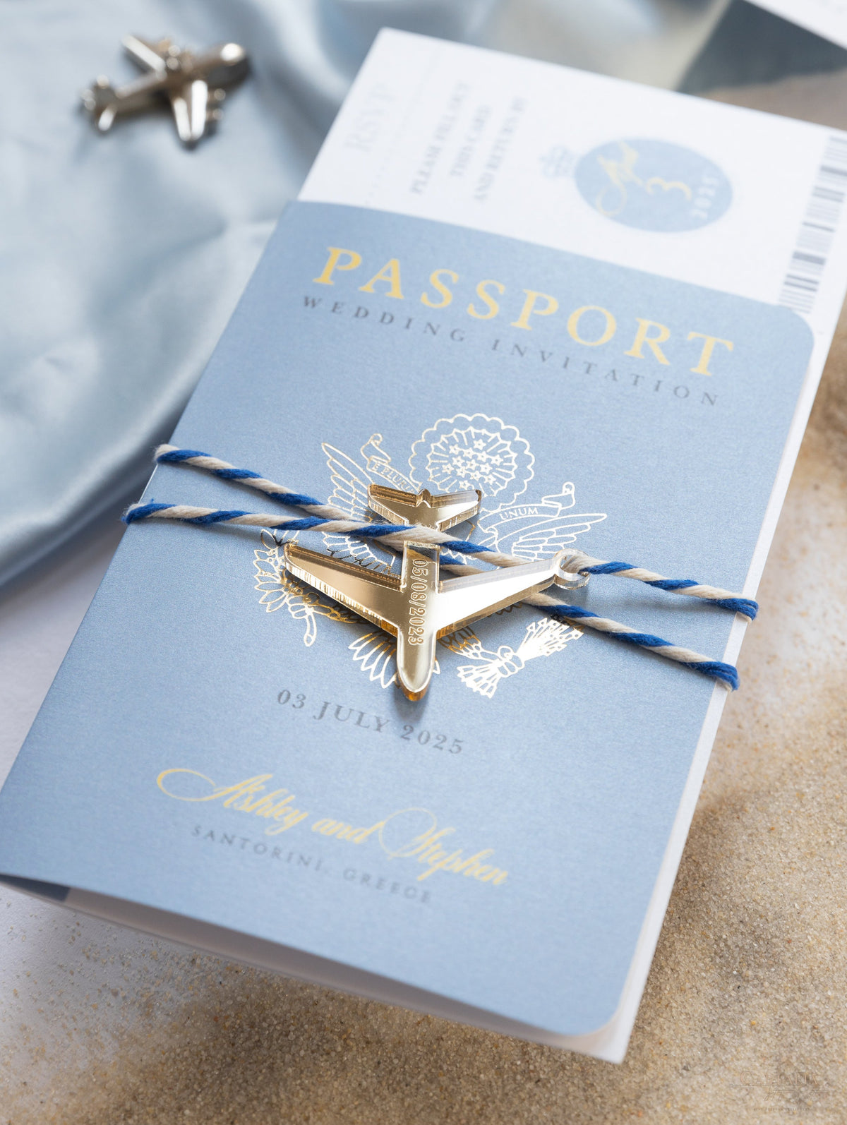 Invitación a Santorini Grecia - Avión grabado de lujo en invitación de boda con pasaporte Plexi dorado con lámina de oro real