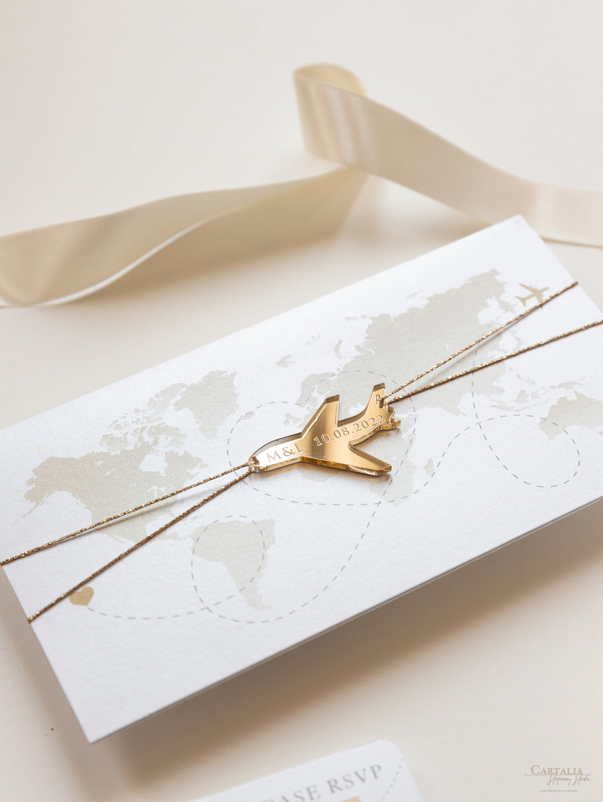 Dossier Voyage Portefeuille: Invitation de passeport de mariage en or de luxe dans Pocket & Mirror Tag Passport Invitation Suite