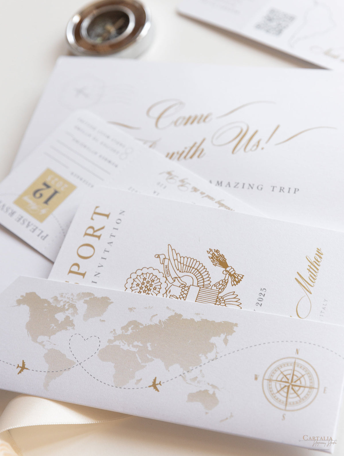 Dossier Voyage Portefeuille: Invitation de passeport de mariage en or de luxe dans Pocket & Mirror Tag Passport Invitation Suite