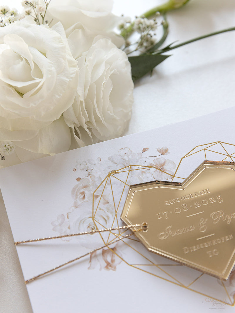 Rose romantiche salva la data con magnete in plexi a forma di cuore geometrico a specchio dorato