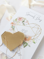 Magnete a specchio acrilico con cuore geometrico rosa cipria e oro. Biglietto salva-data