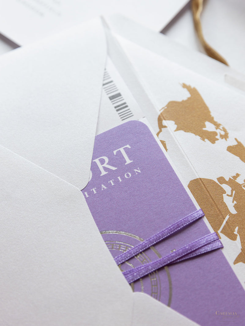 Invito a nozze con passaporto con bussola viola lilla e suite di invito con carta d'imbarco in vera lamina con rivestimento per mappa del mondo