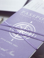 Invito a nozze con passaporto con bussola viola lilla e suite di invito con carta d'imbarco in vera lamina con rivestimento per mappa del mondo
