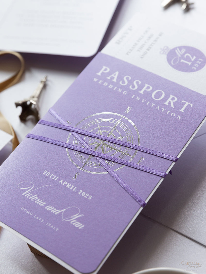 Invito a nozze con passaporto con bussola viola lilla e suite di invito con carta d'imbarco in vera lamina con rivestimento per mappa del mondo