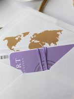 Invito a nozze con passaporto con bussola viola lilla e suite di invito con carta d'imbarco in vera lamina con rivestimento per mappa del mondo