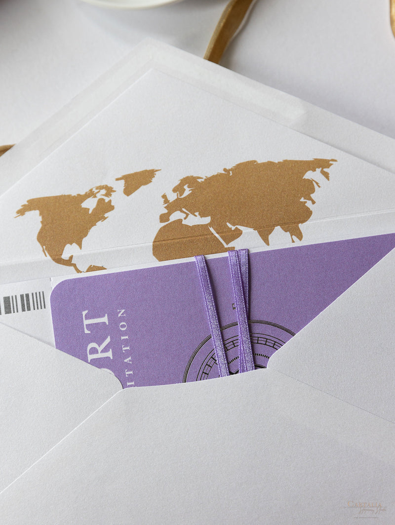 Invito a nozze con passaporto con bussola viola lilla e suite di invito con carta d'imbarco in vera lamina con rivestimento per mappa del mondo