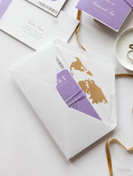 Invito a nozze con passaporto con bussola viola lilla e suite di invito con carta d'imbarco in vera lamina con rivestimento per mappa del mondo