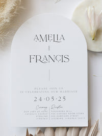 Invitación de boda en arco | Suite minimalista con tinta blanca y banda de pergamino