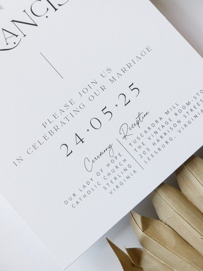 Invito a nozze ad arco | Suite minimalista con inchiostro bianco e fascia in pergamena