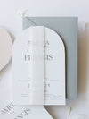 Invito a nozze ad arco | Suite minimalista con inchiostro bianco e fascia in pergamena