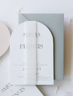 Invito a nozze ad arco | Suite minimalista con inchiostro bianco e fascia in pergamena