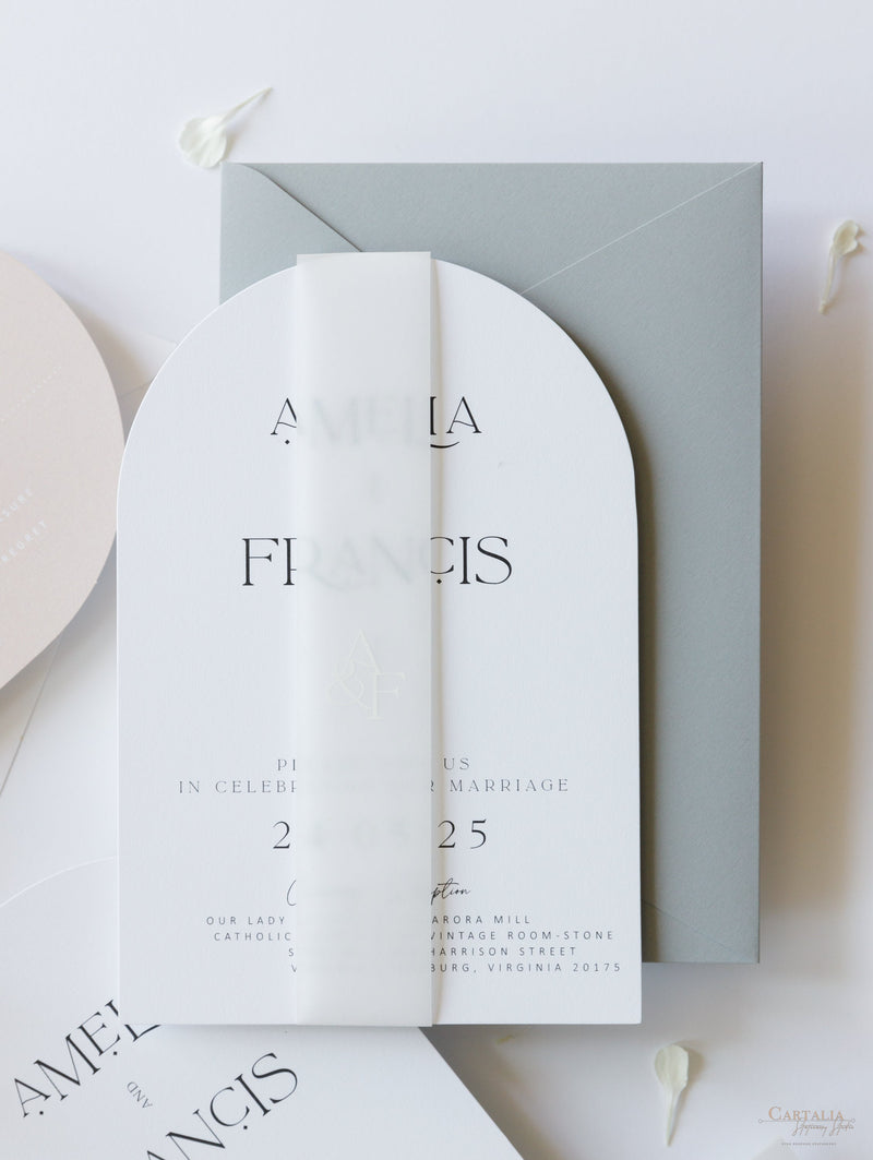 Invito a nozze ad arco | Suite minimalista con inchiostro bianco e fascia in pergamena