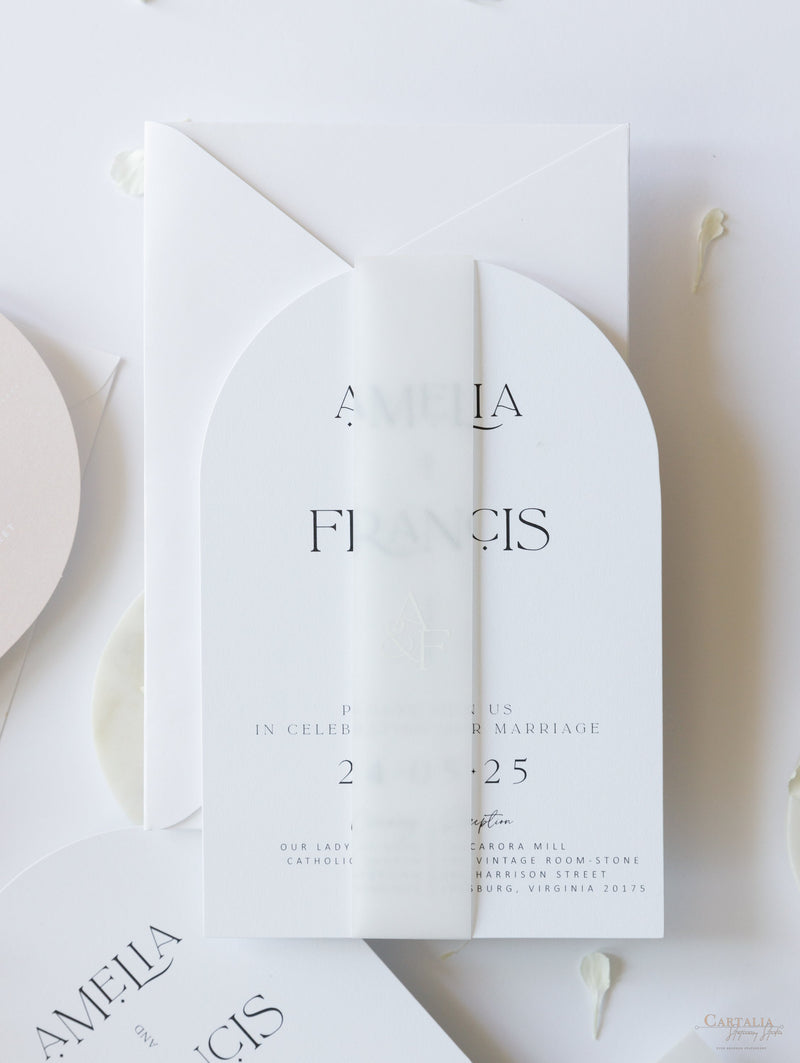 Invito a nozze ad arco | Suite minimalista con inchiostro bianco e fascia in pergamena