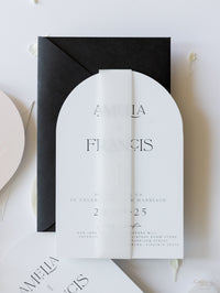 Invitación de boda en arco | Suite minimalista con tinta blanca y banda de pergamino