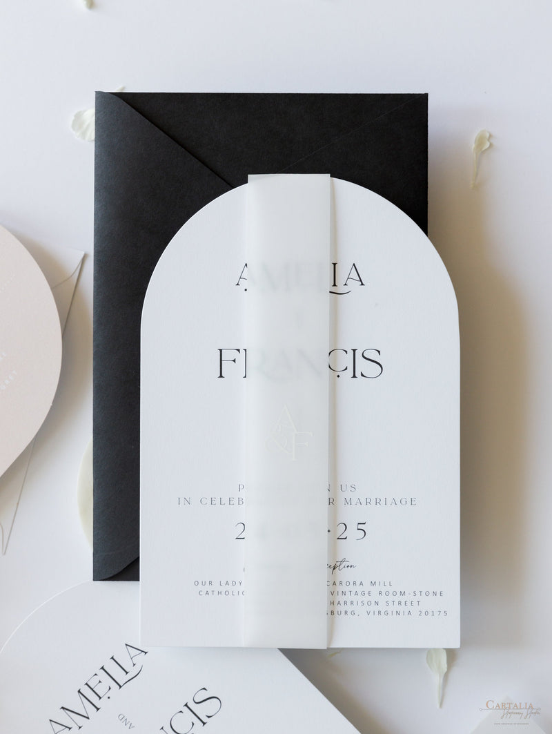 Invito a nozze ad arco | Suite minimalista con inchiostro bianco e fascia in pergamena