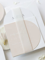 Invito a nozze ad arco | Suite minimalista con inchiostro bianco e fascia in pergamena