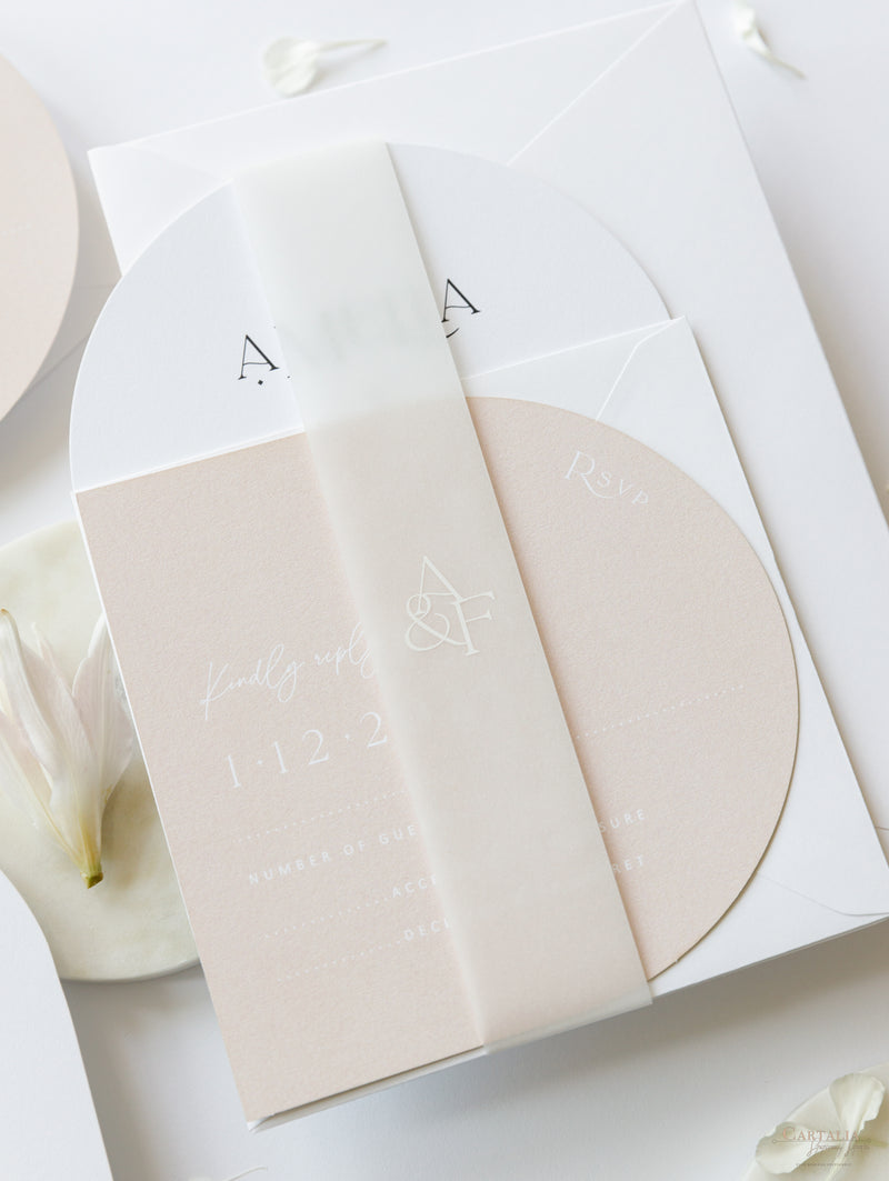 Invito a nozze ad arco | Suite minimalista con inchiostro bianco e fascia in pergamena