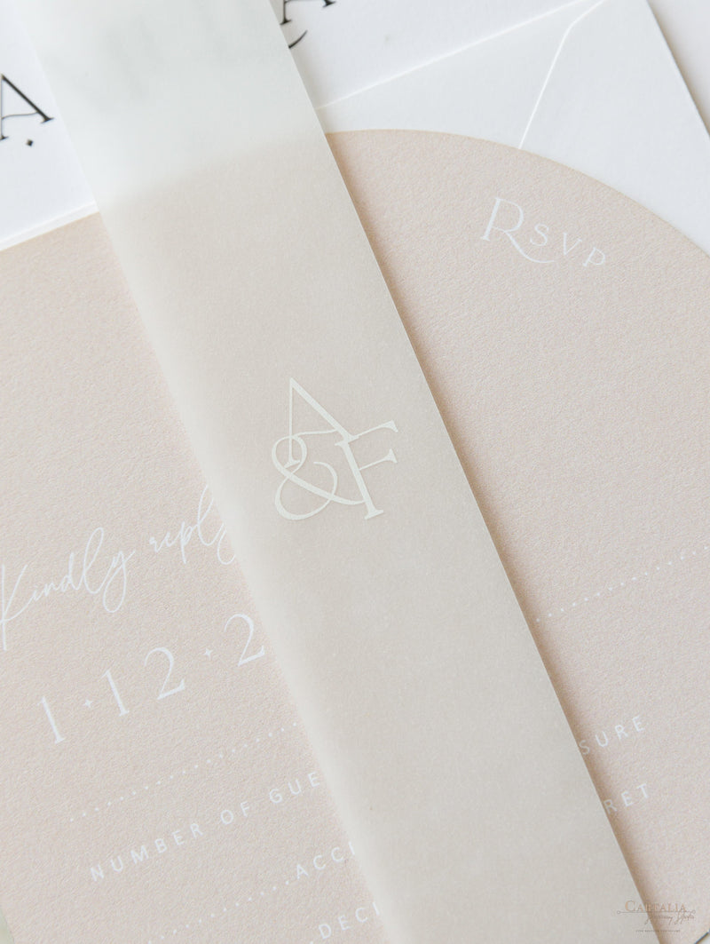 Invito a nozze ad arco | Suite minimalista con inchiostro bianco e fascia in pergamena