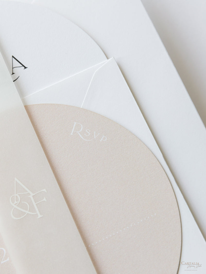Invito a nozze ad arco | Suite minimalista con inchiostro bianco e fascia in pergamena