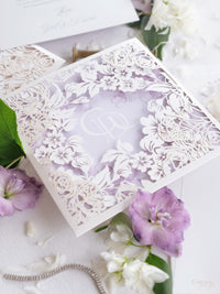 Tasca intricata Romantic Couture con due strati di taglio laser in lilla