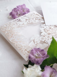 Tasca intricata Romantic Couture con due strati di taglio laser in lilla