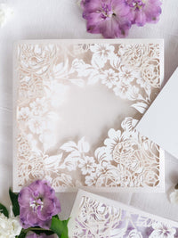 Tasca intricata Romantic Couture con due strati di taglio laser in lilla