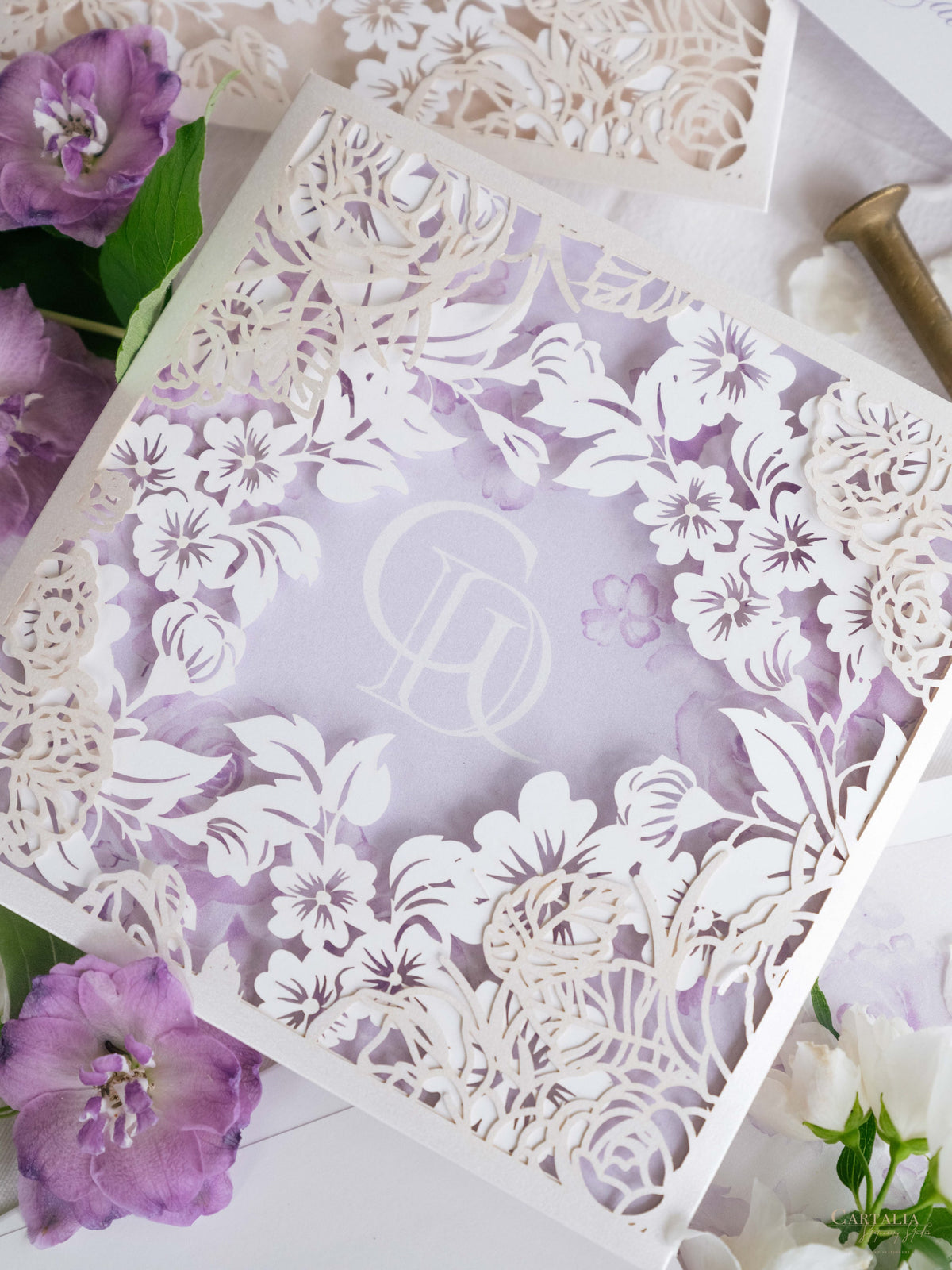 Tasca intricata Romantic Couture con due strati di taglio laser in lilla