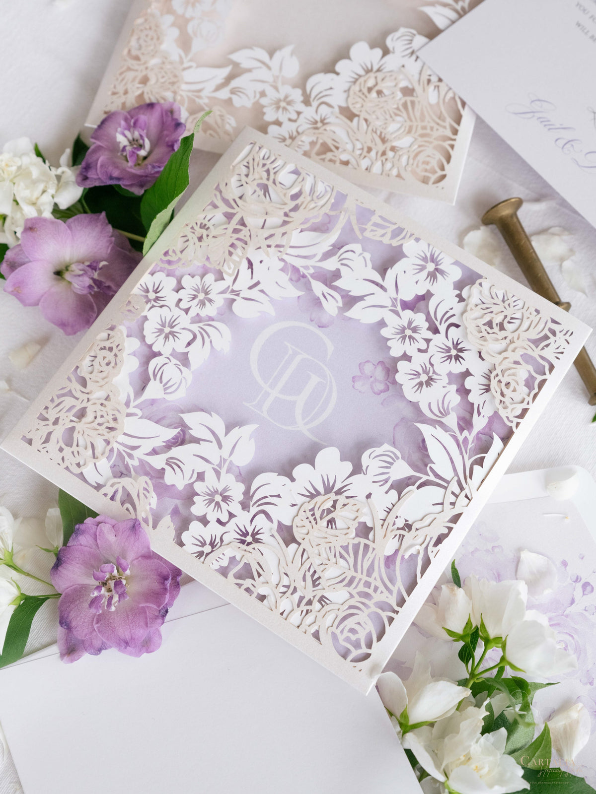 Tasca intricata Romantic Couture con due strati di taglio laser in lilla