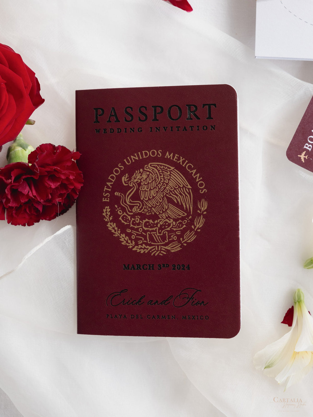 Cartera de viaje de destino de lujo | Lámina dorada y billetera de viaje grabada con Plexi Plane Passport: Invitación de pasaporte de boda de lujo