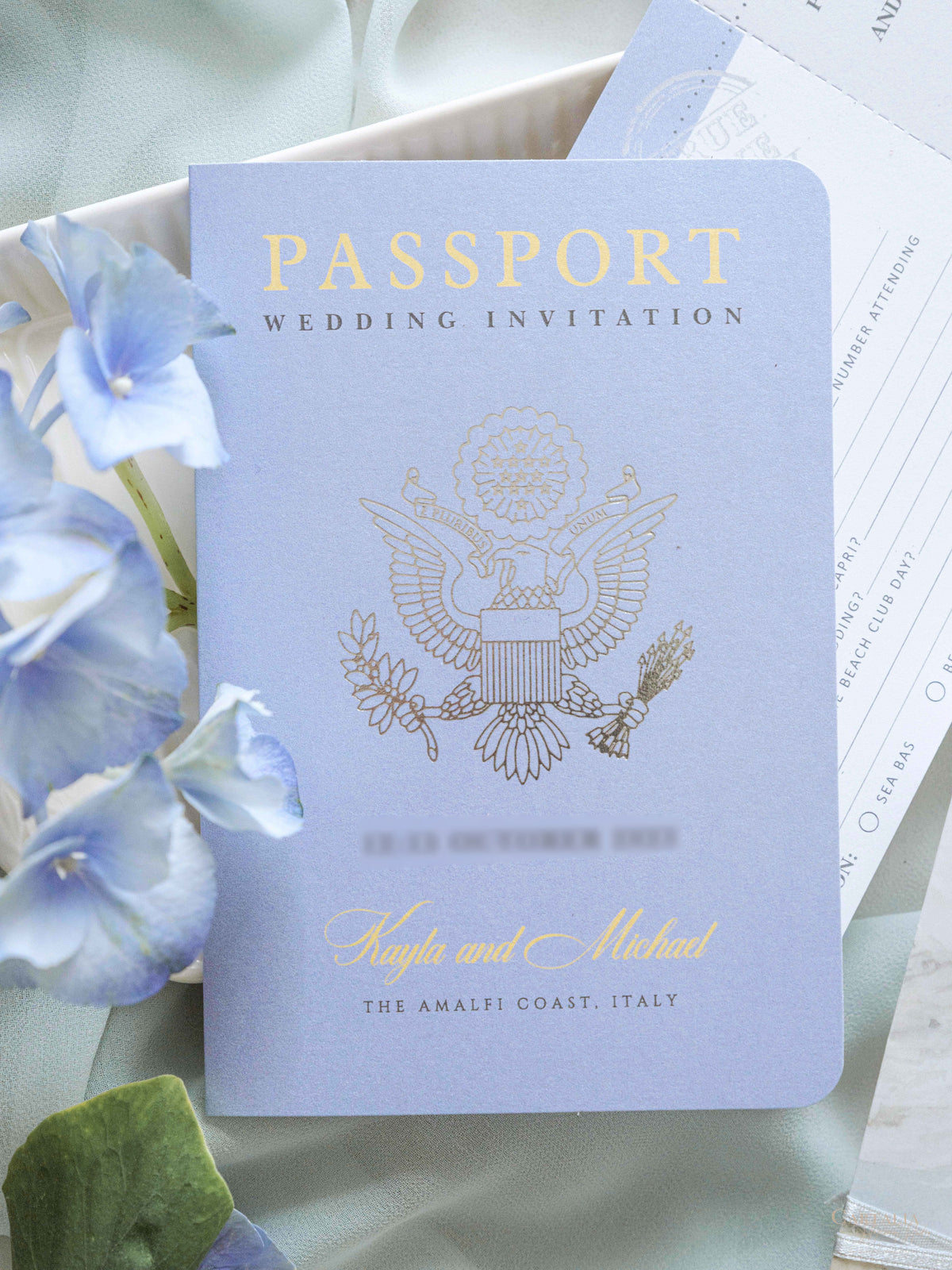 Suite de invitación para pasaporte con diseño personalizado de acuarela en pergamino | Villa Eva, Ravello, Costa de Amalfi