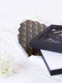 Scatola su misura Art Déco Couture: design personalizzato 3D in nero e oro | Commissione A&amp;L su misura