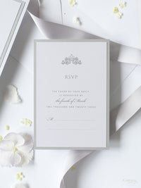Suite per inviti di nozze tascabili con monogramma in argento scintillante