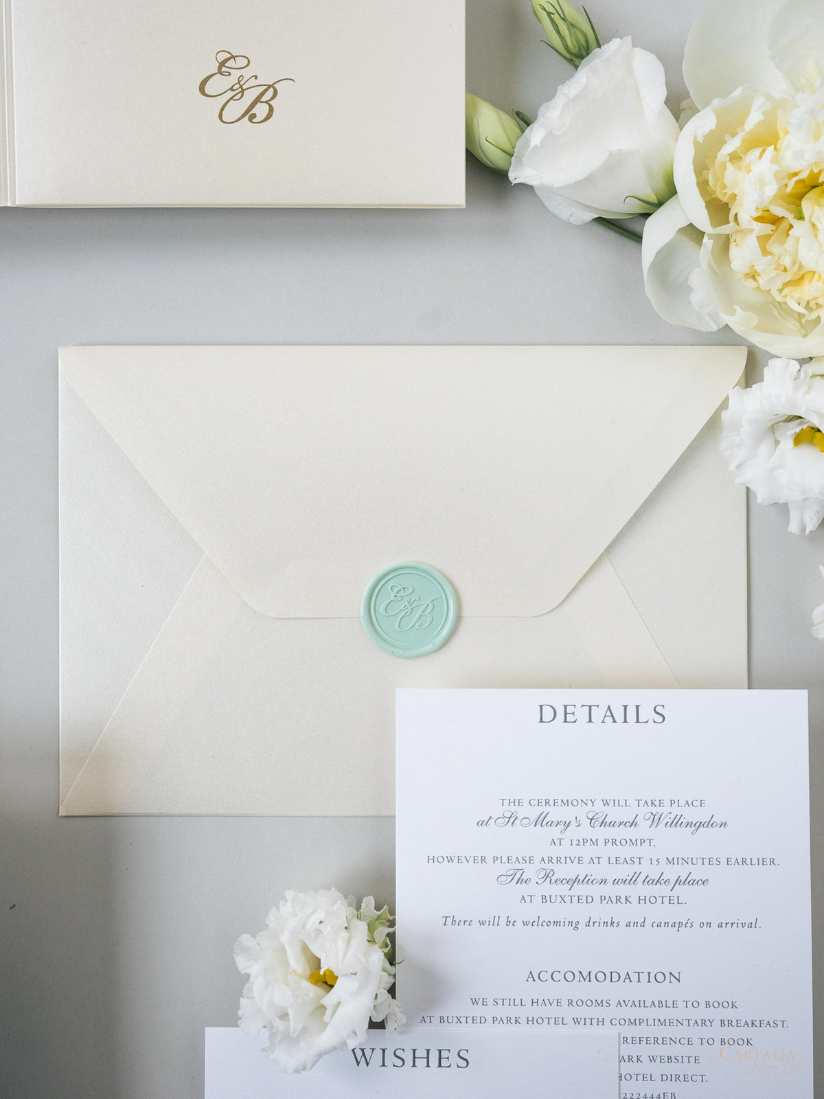 Illustration de lieu de mariage personnalisé | Suite de poche d'invitation de lieu en alumini dans l'enveloppe classique plie en feuille d'or | ÉCHANTILLON