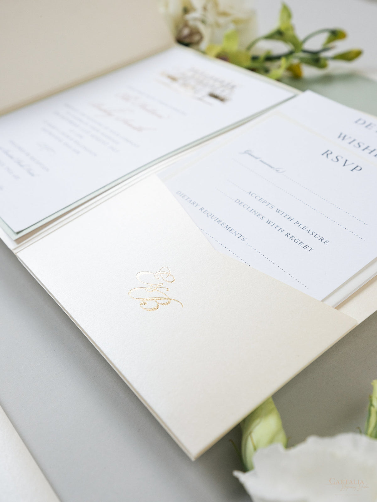 Illustrazione della sede del matrimonio personalizzata | Suite tascabile per invito alla sede sventata in busta classica piegata in lamina d'oro | CAMPIONE