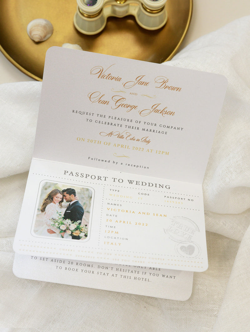 Invito a nozze con passaporto dorato - aereo di lusso inciso su passaporto in plexi color oro e matrimonio con destinazione in vera lamina d'oro