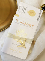 Invito a nozze con passaporto dorato - aereo di lusso inciso su passaporto in plexi color oro e matrimonio con destinazione in vera lamina d'oro