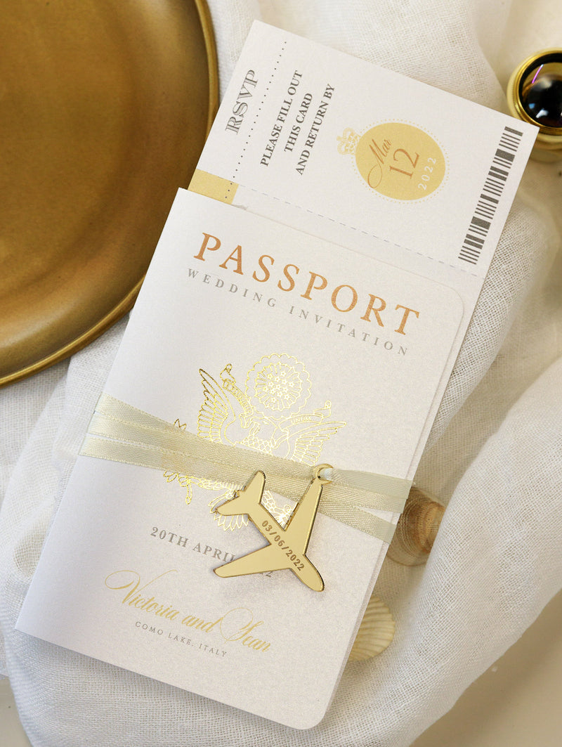 Invito a nozze con passaporto dorato - aereo di lusso inciso su passaporto in plexi color oro e matrimonio con destinazione in vera lamina d'oro
