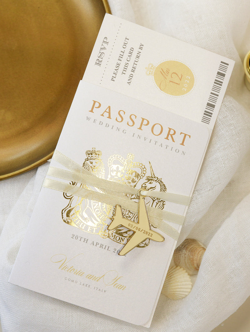 Invito a nozze con passaporto dorato - aereo di lusso inciso su passaporto in plexi color oro e matrimonio con destinazione in vera lamina d'oro