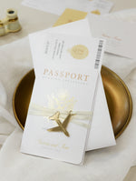 Invito a nozze con passaporto dorato - aereo di lusso inciso su passaporto in plexi color oro e matrimonio con destinazione in vera lamina d'oro