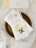 Invito a nozze con passaporto dorato - aereo di lusso inciso su passaporto in plexi color oro e matrimonio con destinazione in vera lamina d'oro