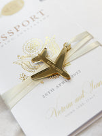 Invito a nozze con passaporto dorato - aereo di lusso inciso su passaporto in plexi color oro e matrimonio con destinazione in vera lamina d'oro